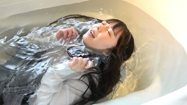 【濡れフェチ】制服美女の髪濡れフェチWETLOOK 泉りおん