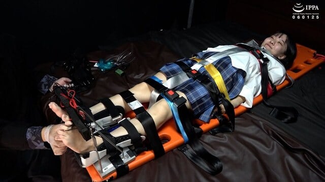 【足裏】「制服のまりちゃんに足枷拘束くすぐりで足裏開発！」WAKA-087加護まり 3