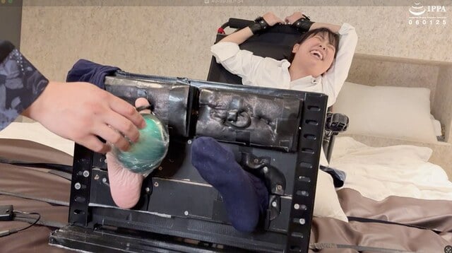 「【くすぐり】足枷拘束でも大暴れ！ぐったりするまでくすぐりつくす！」わかしラボWAKA-083谷田かりな（3）